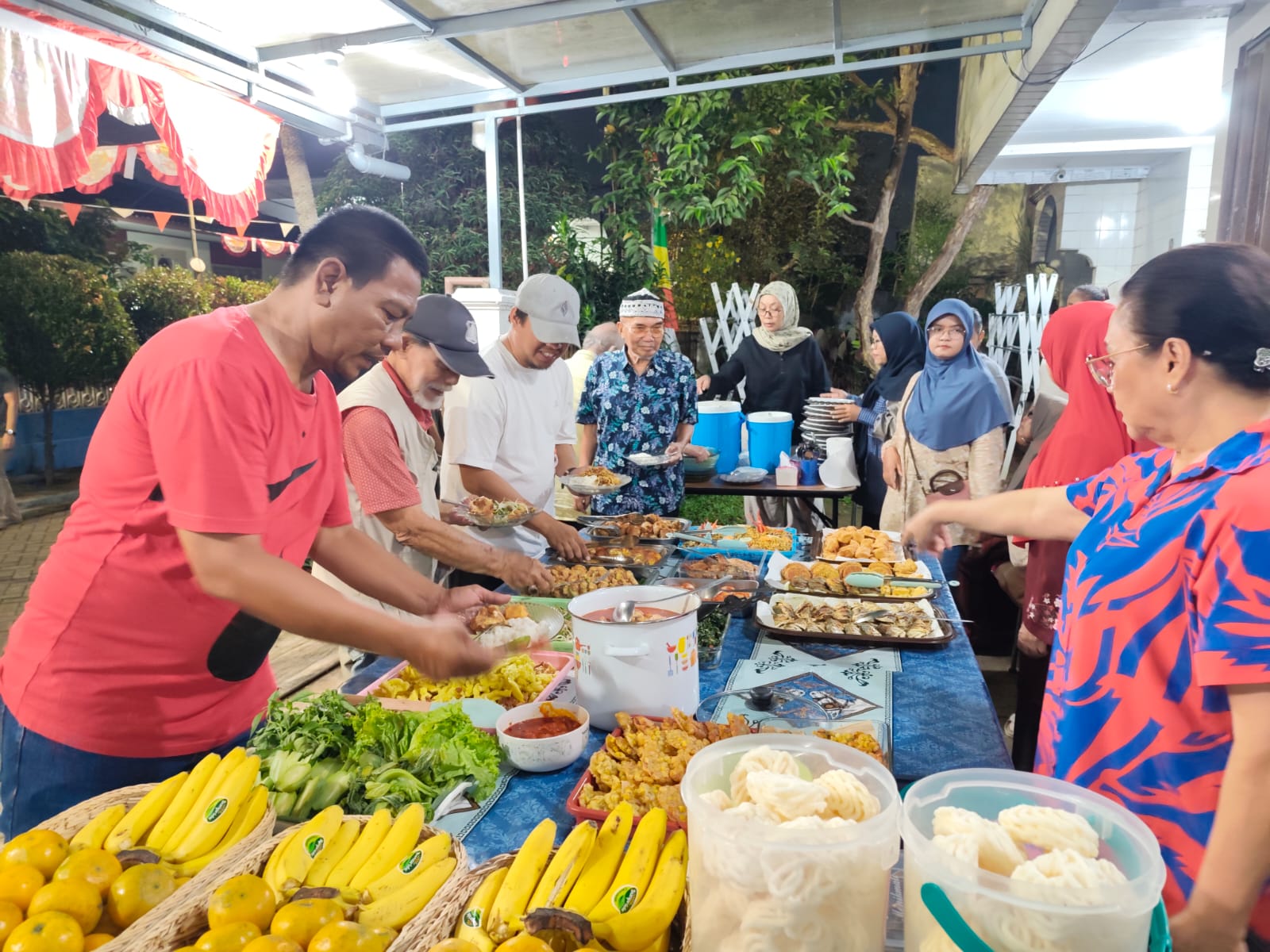 Kebersamaan warga RT 01/RW 07 saat menikmati liwetanbersama dalam perayaan Acara Ramah Tamah HUT RI ke 80.